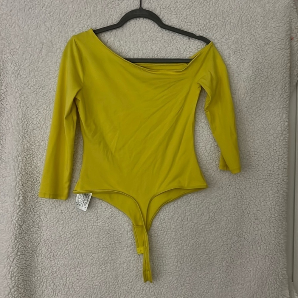 GUESS Los Angeles Yellow Off Shoulder Bodysuit Size M